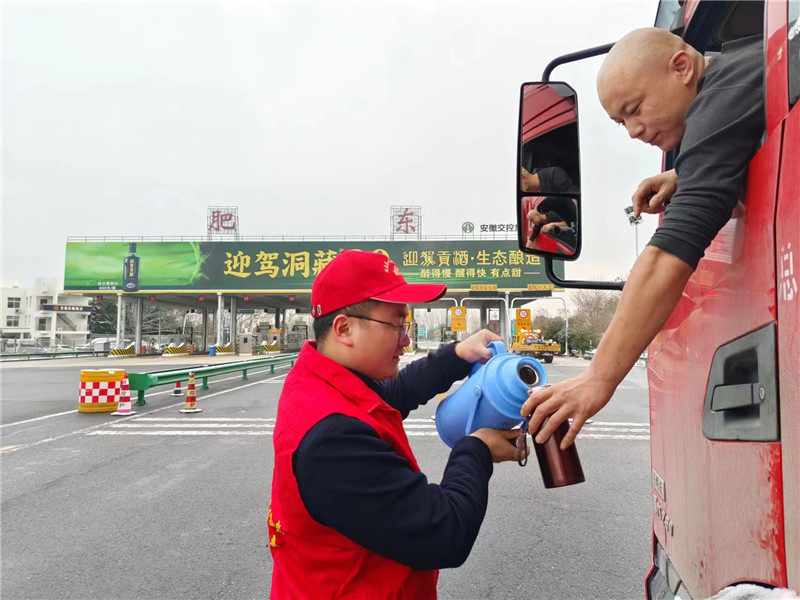 合肥处肥东站员工为司乘添加热水。