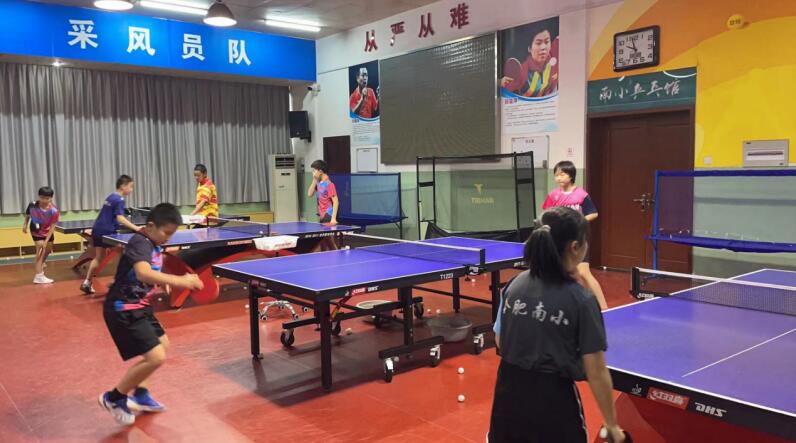 南門小學學生在課間練習乒乓球。