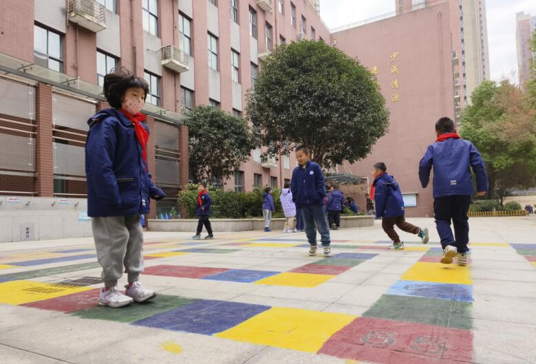 六安路小學中鐵國際城校區學生參與課間游戲。
