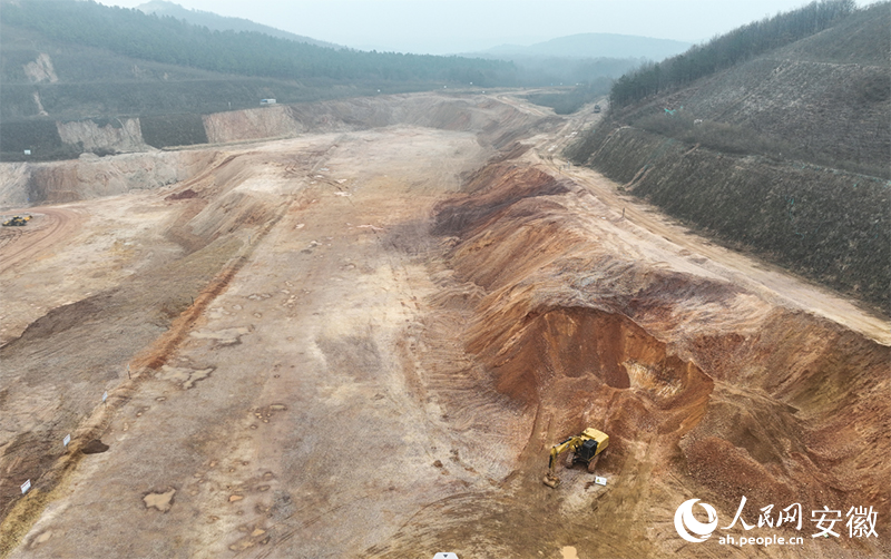 在鳳陽縣大廟鎮，正在開採的石英礦山。人民網記者 陶濤攝