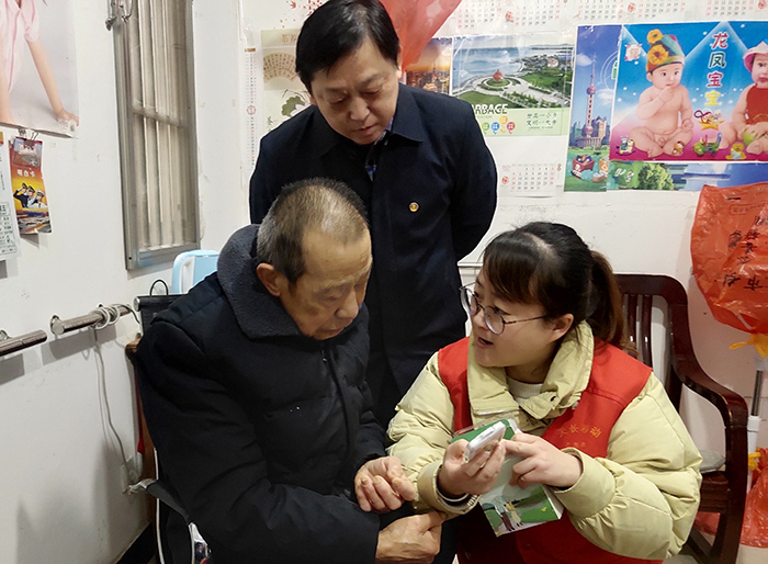 天长天康医院组织专业人员上门为广陵街道残疾军人张正国检修“智能守护宝”。刘世军摄