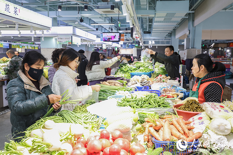市民在大江市集选购蔬菜。人民网记者 张俊摄