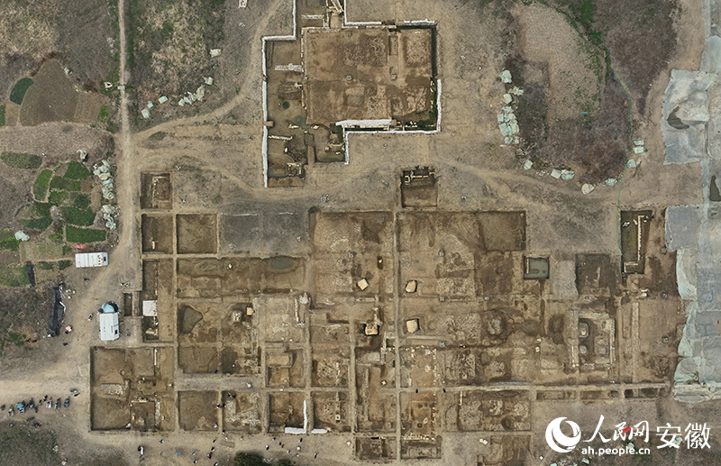 俯瞰明中都遗址考古发掘现场。人民网记者 陶涛摄。