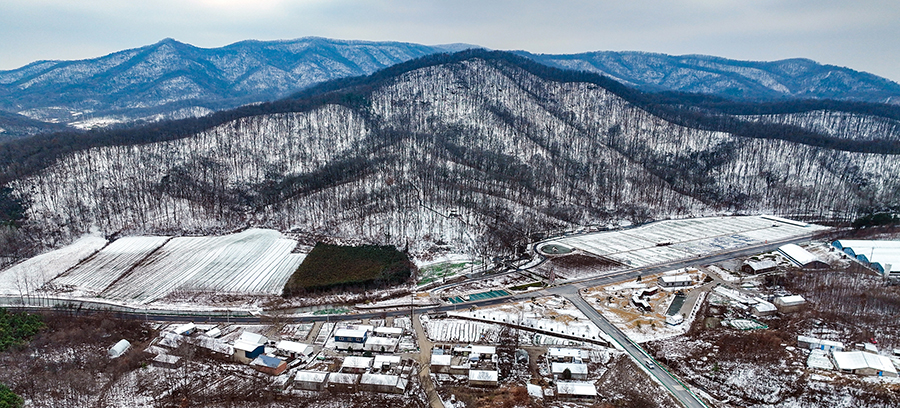 航拍明光市老嘉山雪后美景。王绪波摄