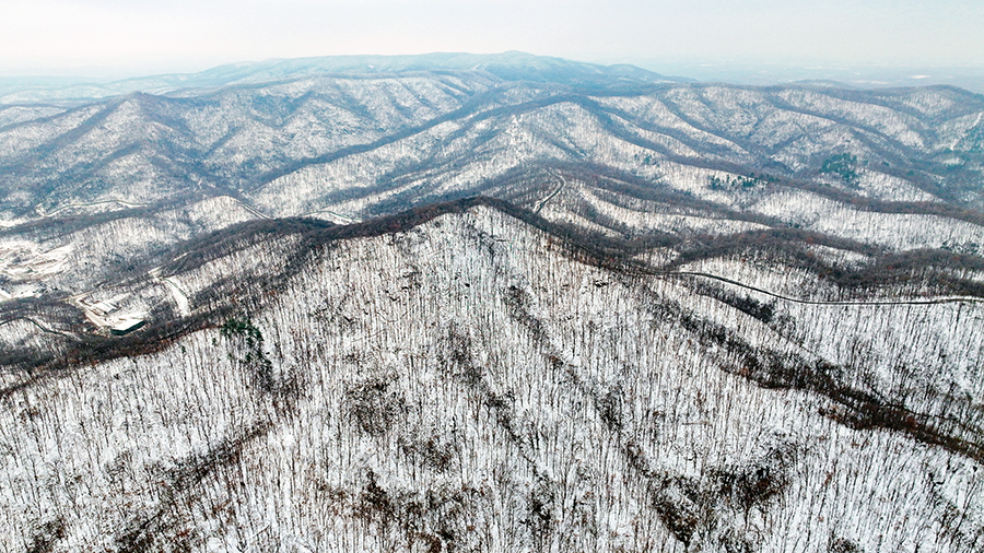 航拍明光市老嘉山雪后美景。王緒波攝