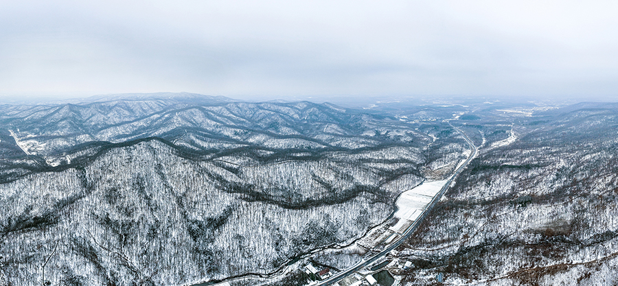 航拍明光市老嘉山雪后美景。王緒波攝