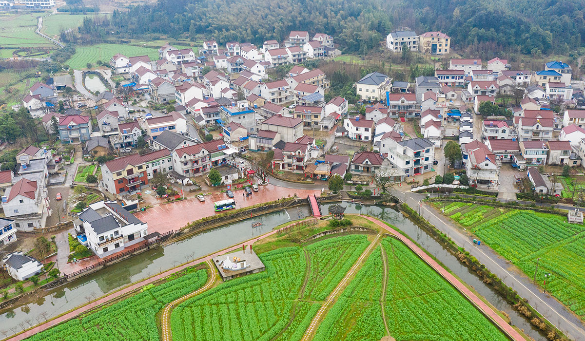南陵县霭里村依山傍水，环境宜人。