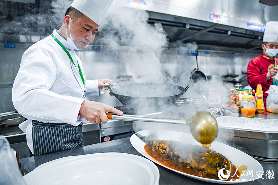 参赛选手正在制作菜品。人民网记者 李希蒙摄