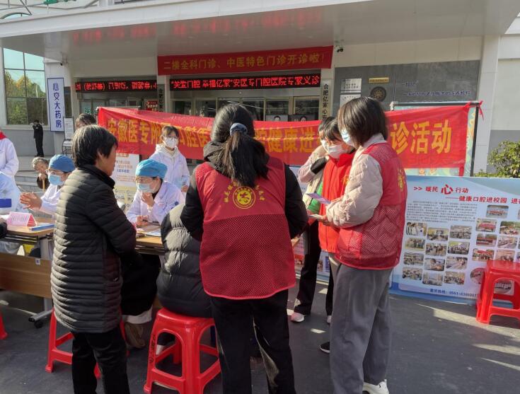 社區志願者協助醫務人員為居民提供醫療服務。王曼攝