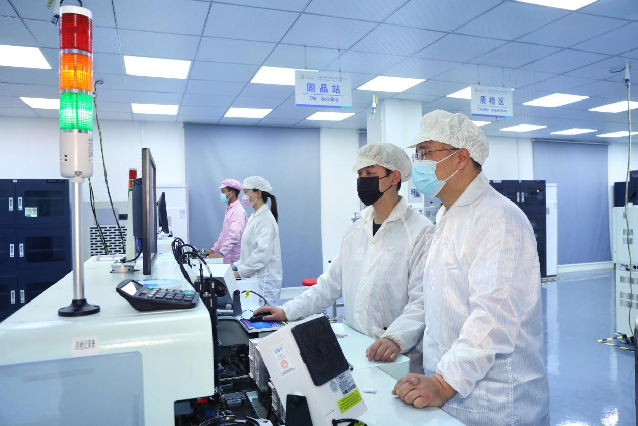 在安徽金晟达生物电子科技有限公司，工作人员正在新装配的芯片封装车间进行技术指导。储灿林摄