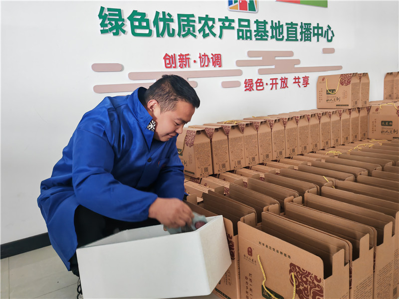 加工后的瓜蒌子正在装盒发货。利辛县委宣传部供图
