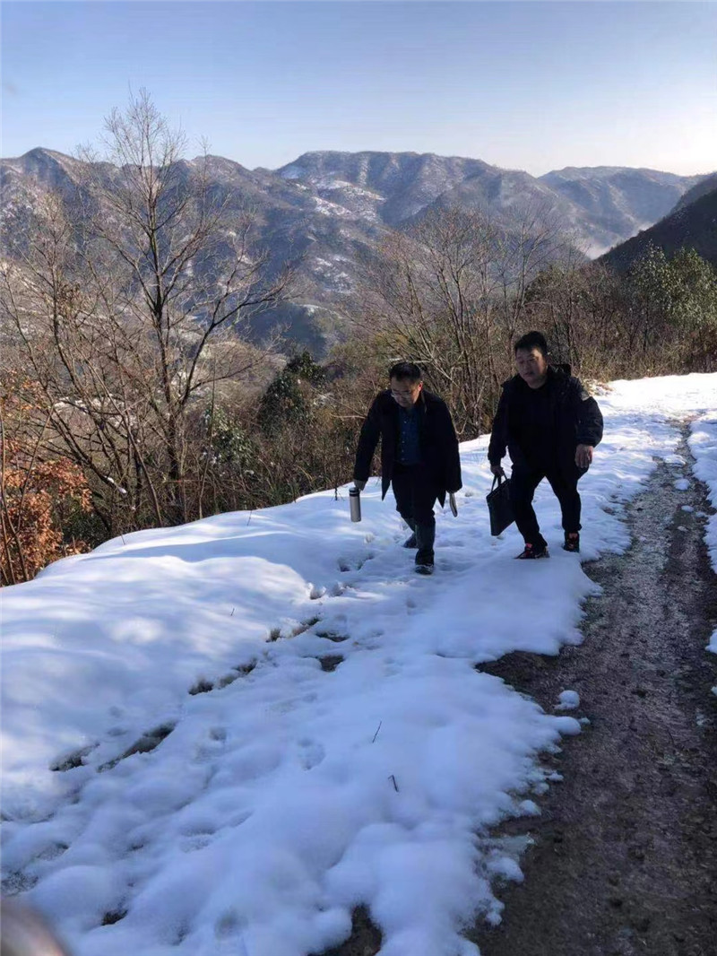對駐村工作隊而言，冬天踏雪出行是常態。獨山村供圖