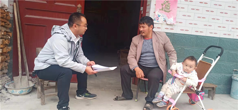 工作中的吳方敏（圖左）。獨山村供圖