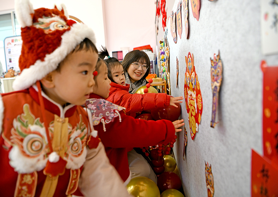 小朋友在幼儿园内舞龙舞狮，喜迎新年到来。陈彬摄