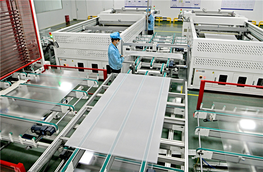 安徽乾景宇辰新能源有限公司工人生产光伏组件。陈彬摄