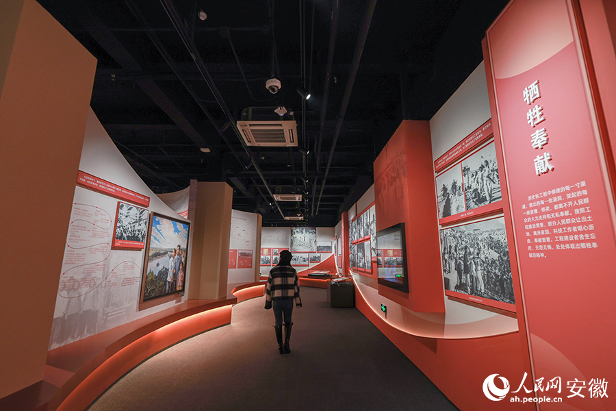 展览用历史文件、图片、绘画等讲述淠史杭灌区的建设历程。人民网记者 张俊摄