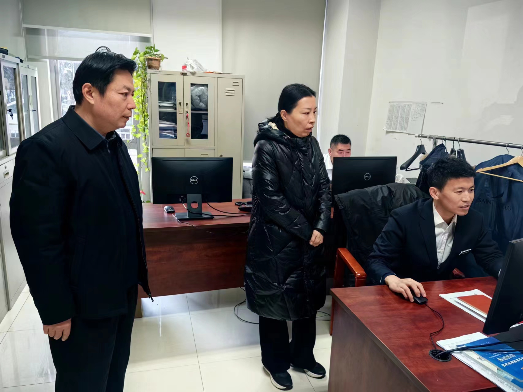 调研国动窗口。张宏武摄