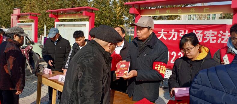 石台镇关工委联合镇司法所开展法治宣传进社区活动。