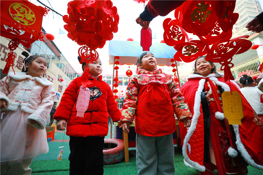 赏民俗，品年味，迎新年。梅月摄
