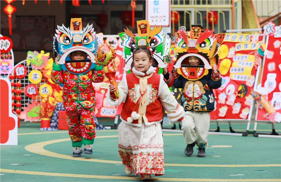赏民俗，品年味，迎新年。梅月摄