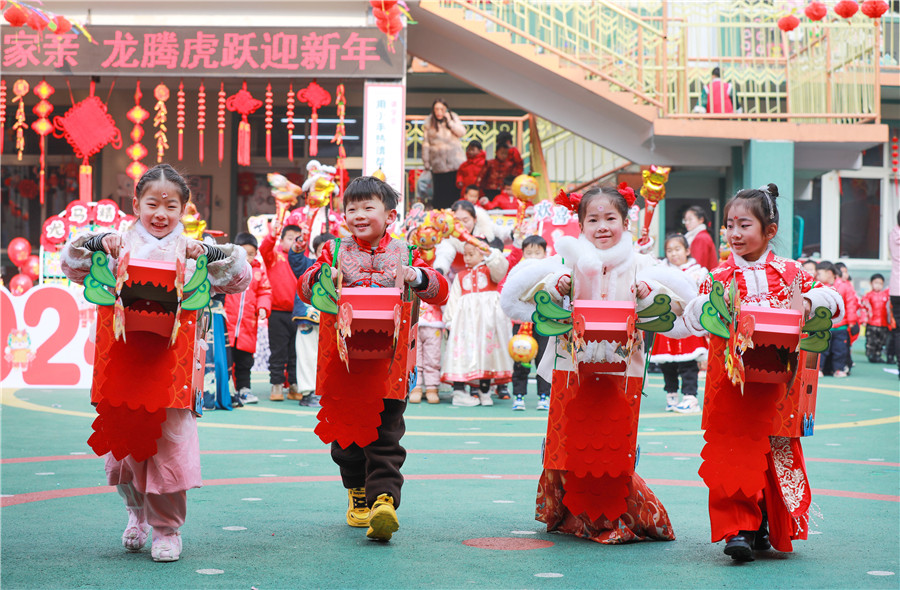 赏民俗，品年味，迎新年。梅月摄