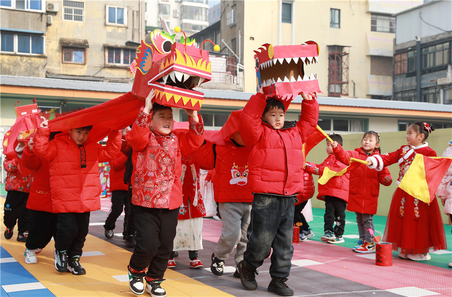 赏民俗，品年味，迎新年。梅月摄