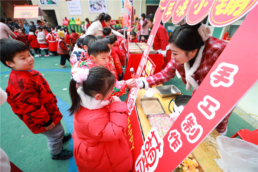 赏民俗，品年味，迎新年。梅月摄