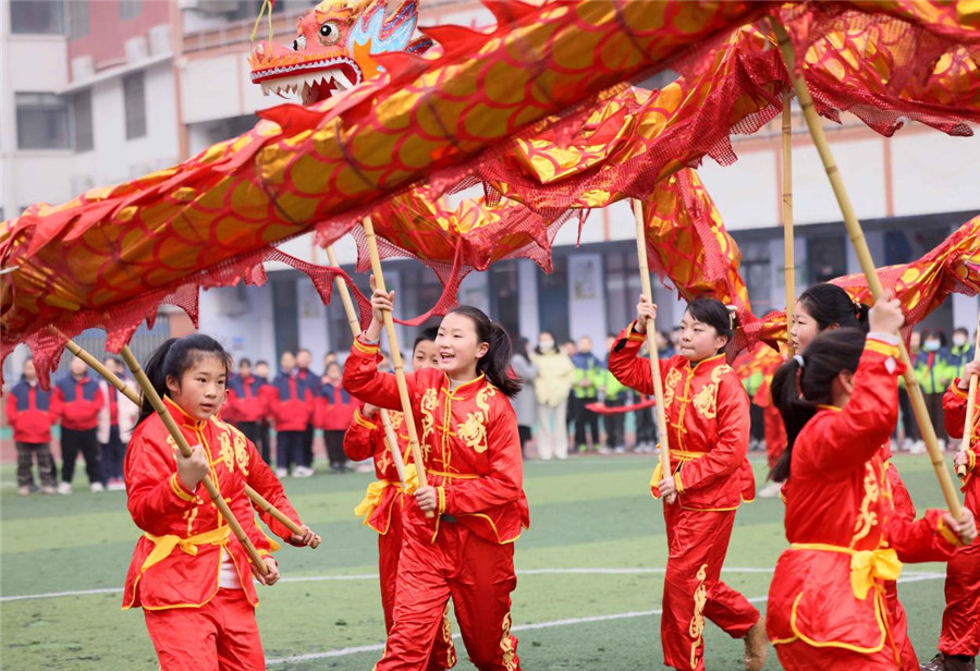 合肥市蚌埠路第二小学，孩子们进行传统舞龙表演。解琛摄