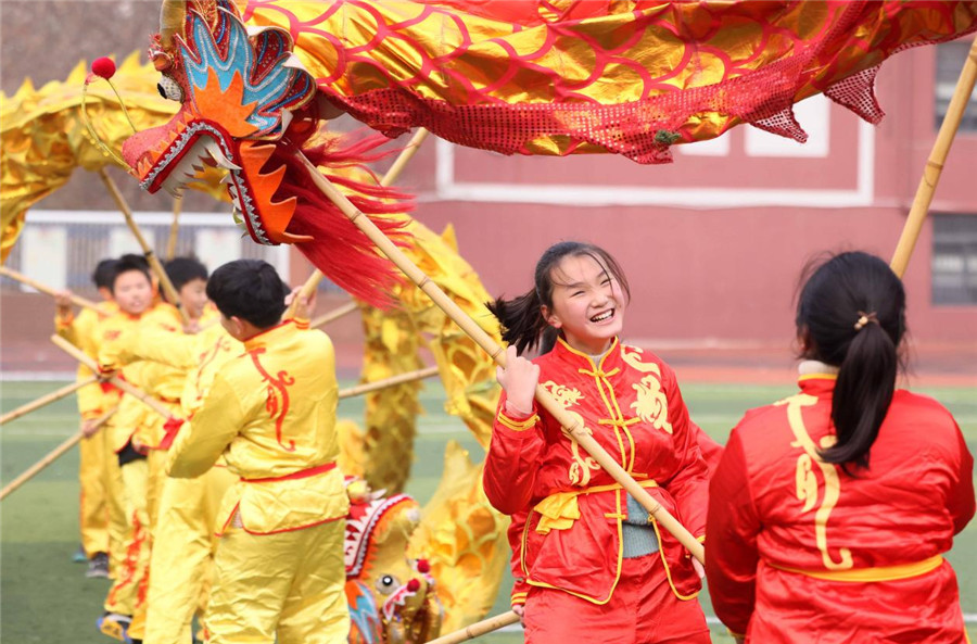 合肥市蚌埠路第二小学，孩子们进行传统舞龙表演。解琛摄