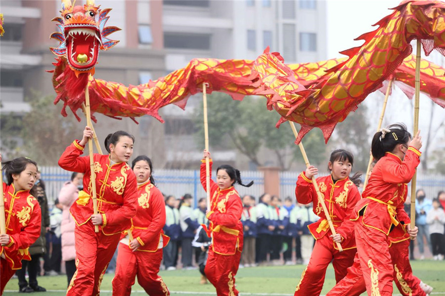 合肥市蚌埠路第二小学，孩子们进行传统舞龙表演。解琛摄