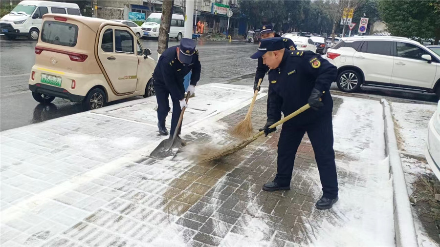 宣城市城管隊員上路清掃積雪。周萍攝