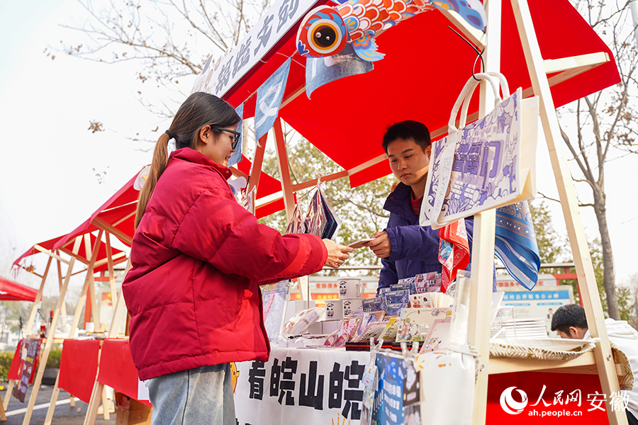 市集上顾客正在摊位前购买徽州文创产品。人民网记者 王锐摄