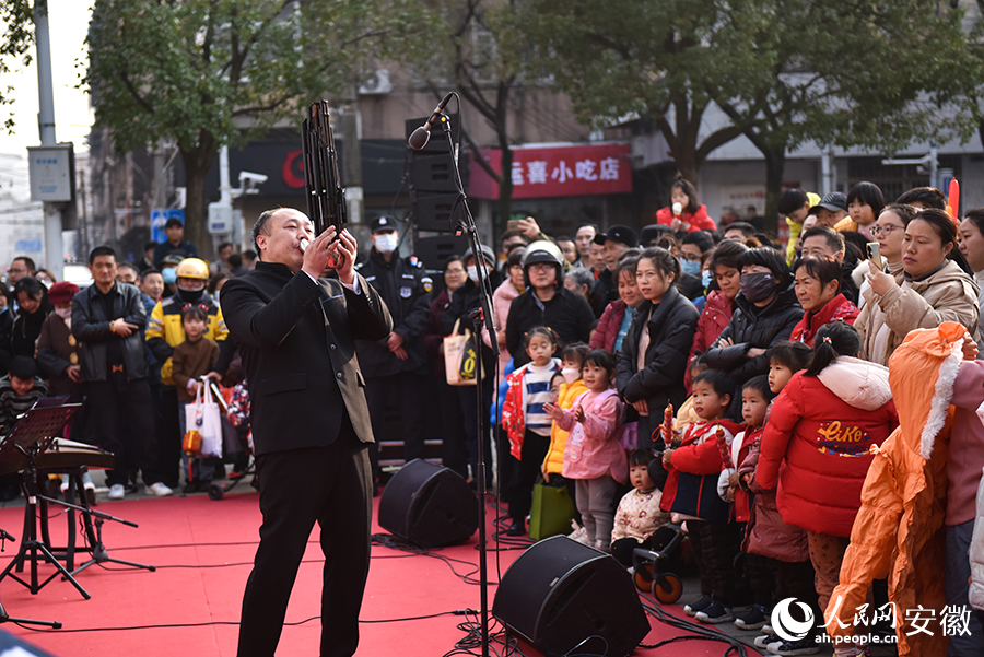 黄梅戏、徽剧、儿童剧、魔术杂技等文艺演出，为广大市民献上一场精彩的文化盛宴。人民网记者 陶涛摄