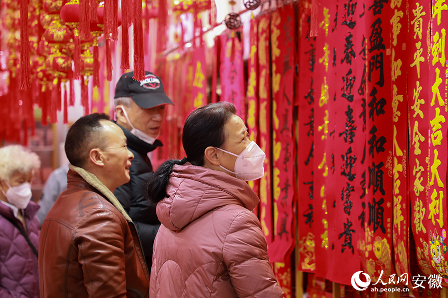 合肥城隍庙市场内，市民开心选购灯笼、春联、年画等。人民网记者 陶涛摄