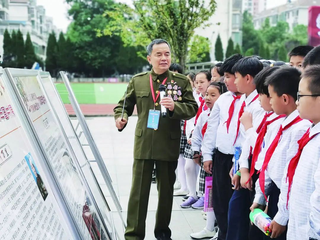 五裡墩街道先鋒宣講團陳相珍在鳳凰城小學對少先隊員開展紅色教育。(資料圖)