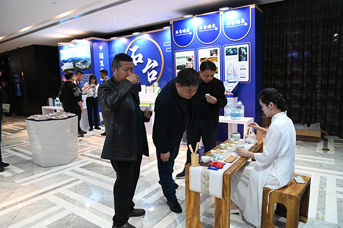 參會人員觀看硒品展 