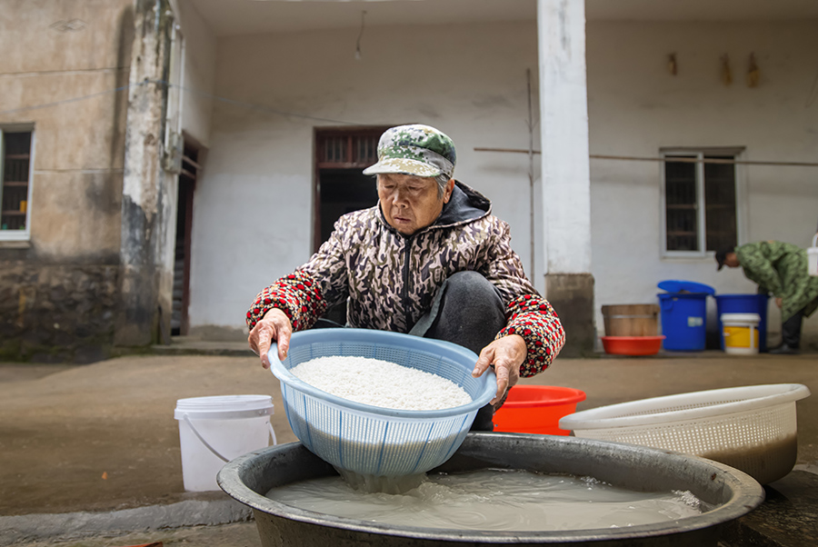 糯米浸泡好，淘洗干淨后瀝干。張余才攝