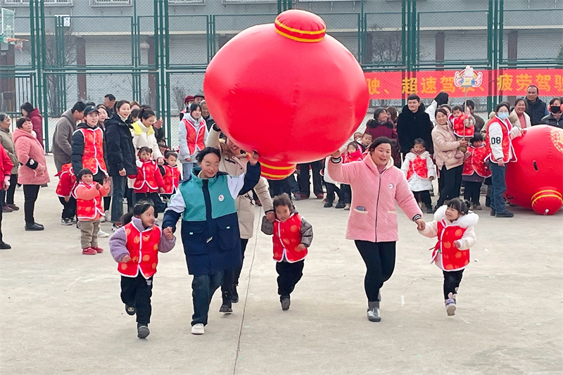 魯口鎮中心幼兒園舉行“玉兔辭舊，金龍迎新”親子運動會。沈雲鵬攝