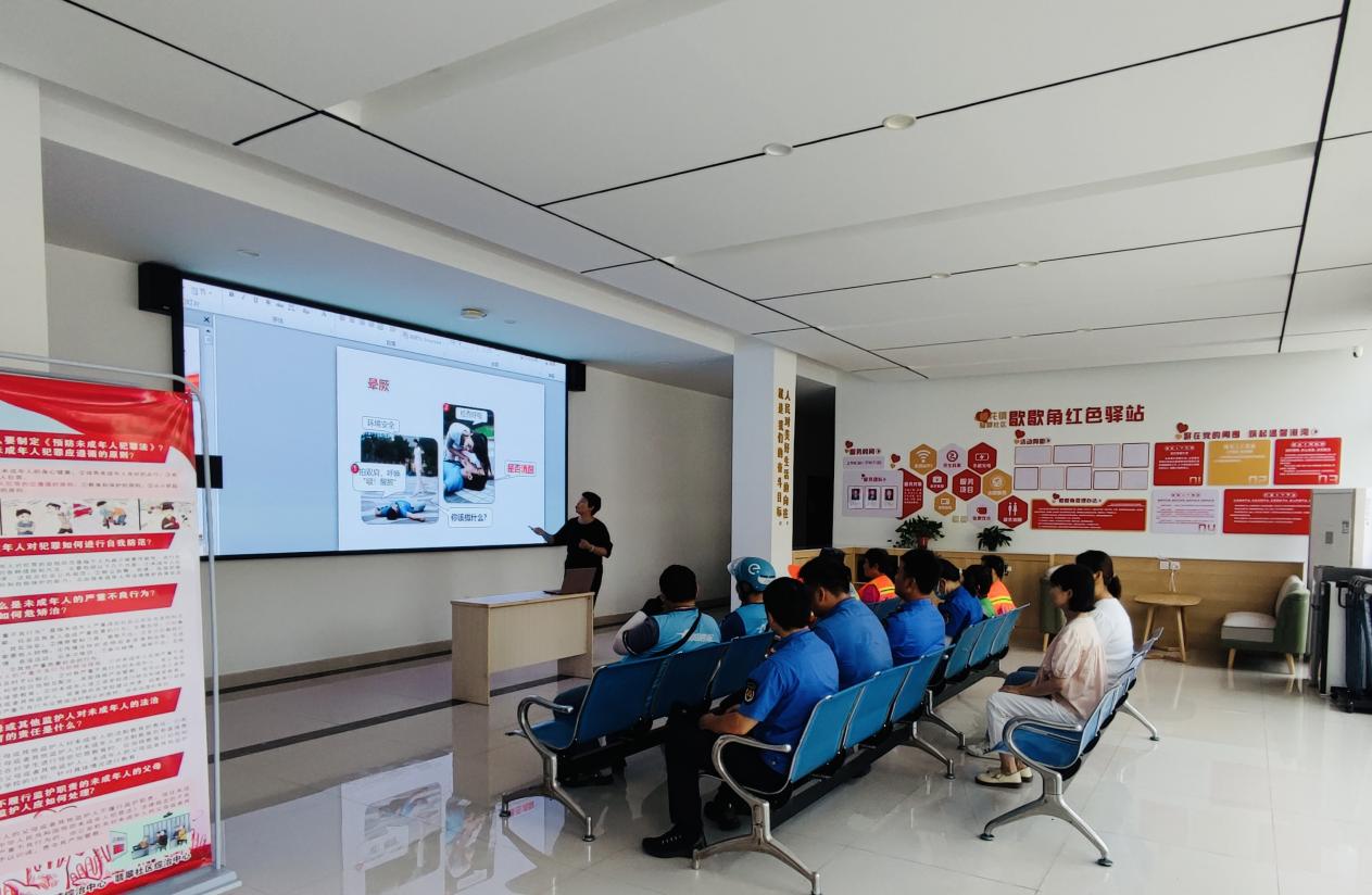 组织新就业群体学习应急救护知识。何美玲摄
