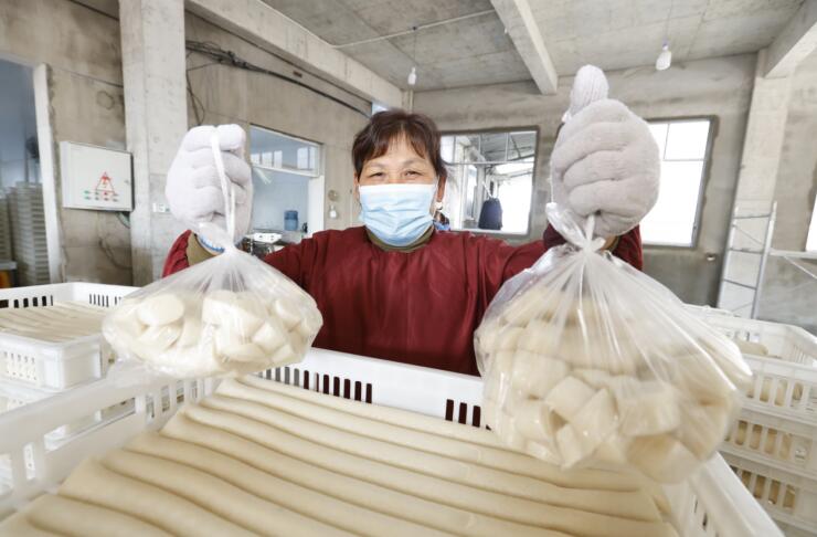工人展示做好的年糕。