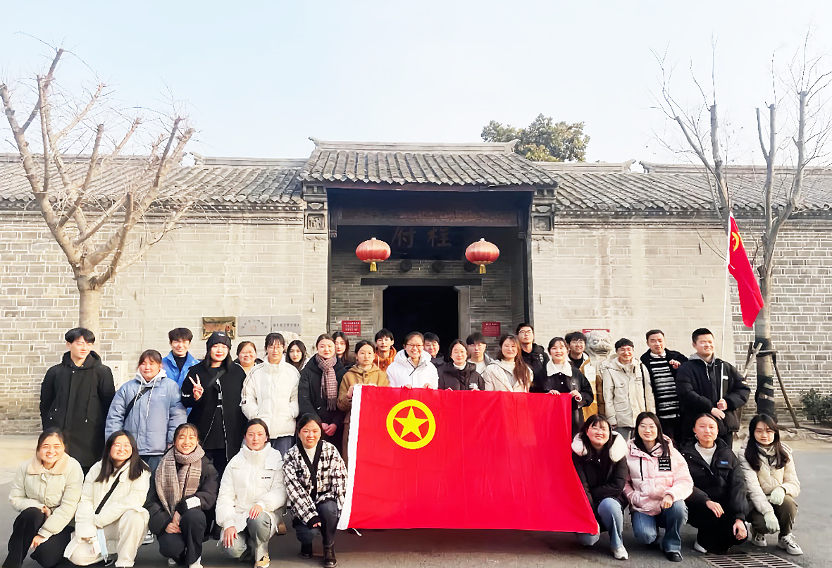 “青年學(xué)子看潁東”活動走進(jìn)程文炳宅院。于貢雨攝