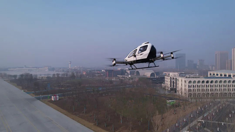 亿航EH216-S无人驾驶载人航空器在骆岗公园试飞。