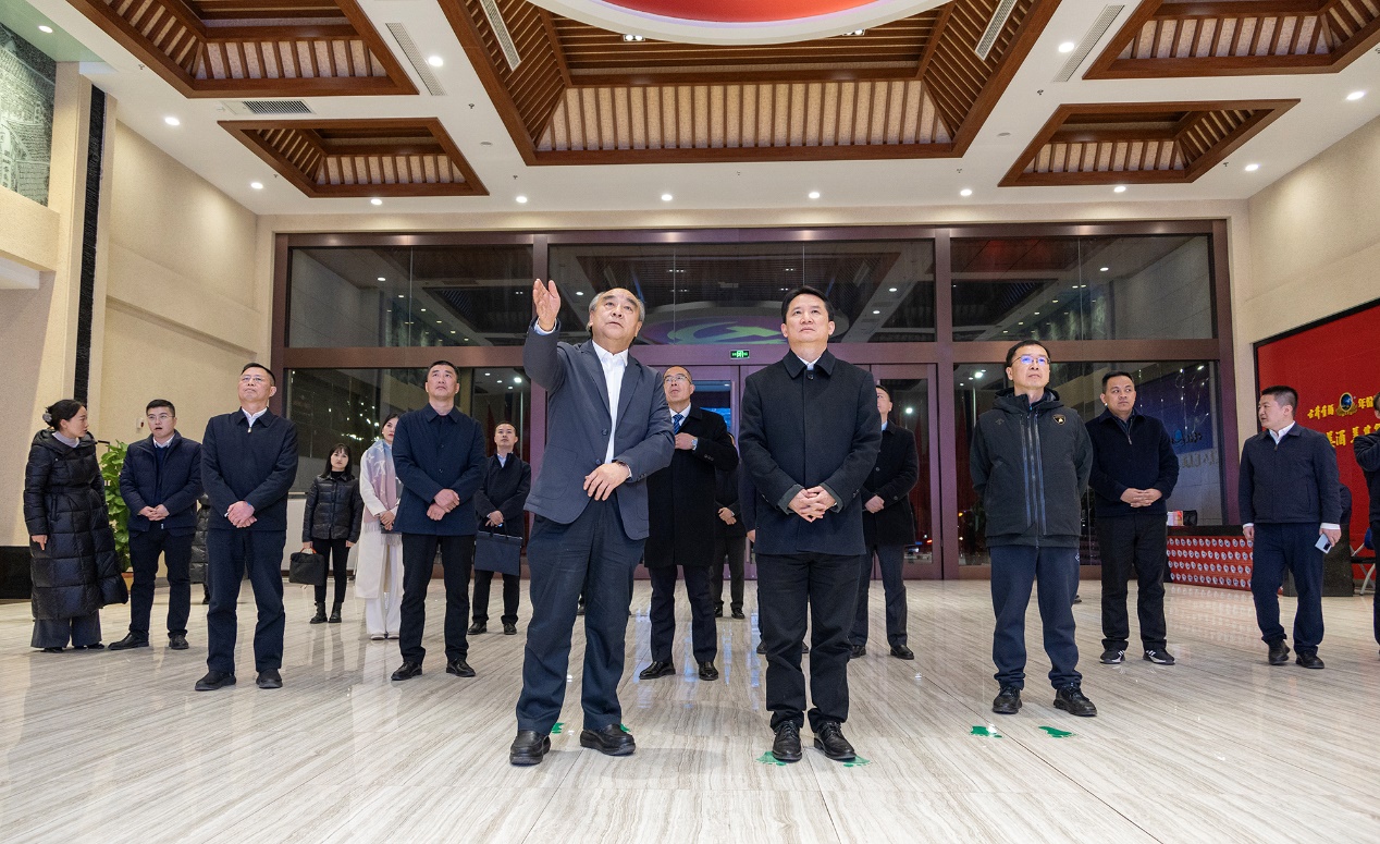 参观古井集团。桑雅摄