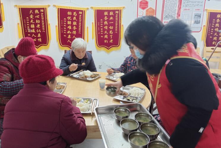 老人們在老年助餐點用餐。侯芳供圖