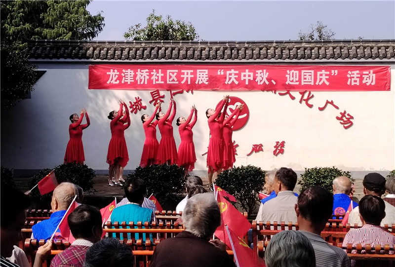龙津桥社区组织开展文艺汇演活动。