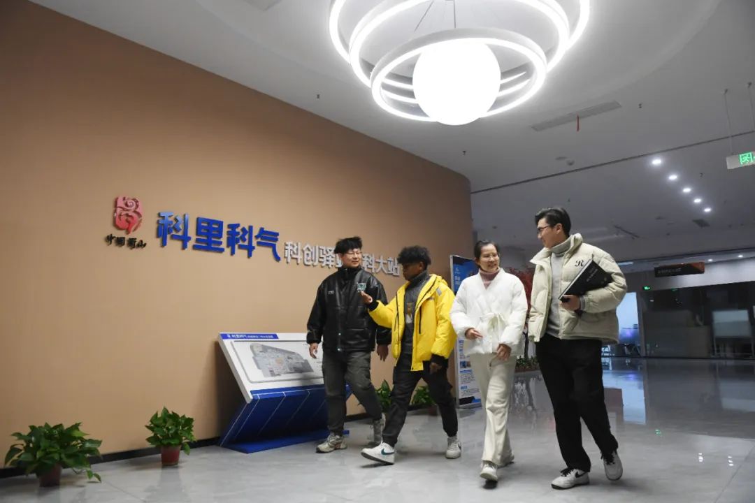 楊遠帆（右一）和團隊成員。