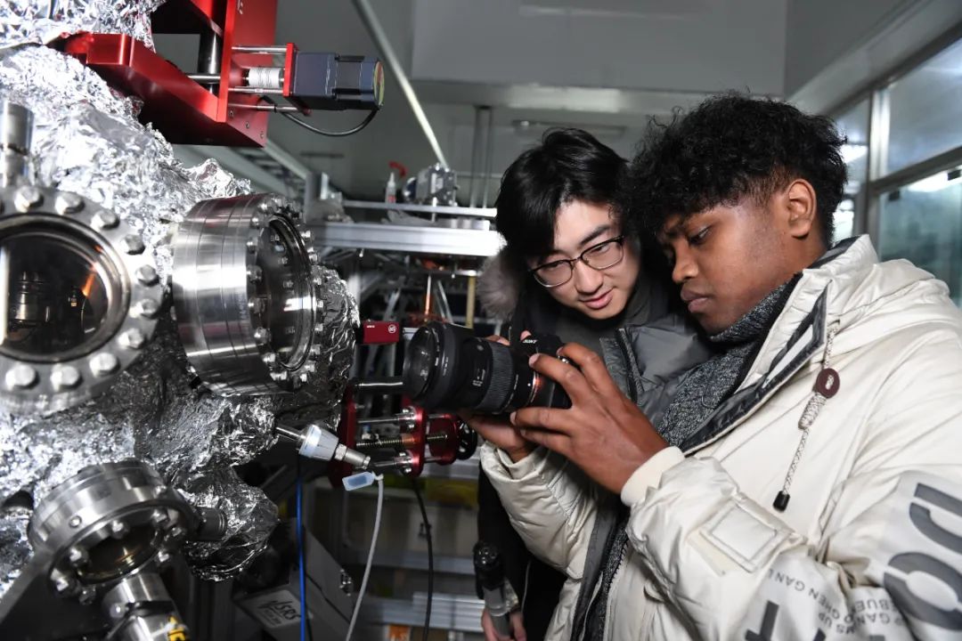 楊遠帆和團隊成員Sahaza Delis在中國科學院微觀磁共振重點實驗室進行拍攝。