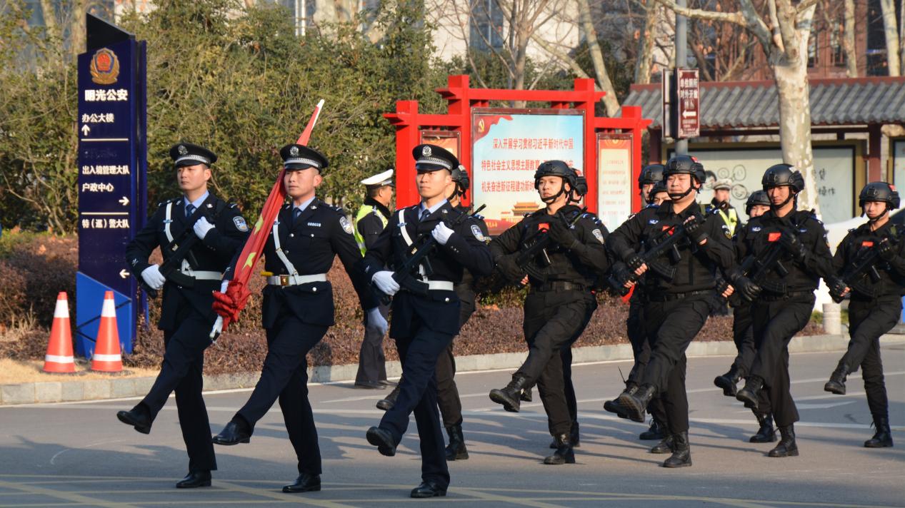 护旗入场。桂宗卉摄