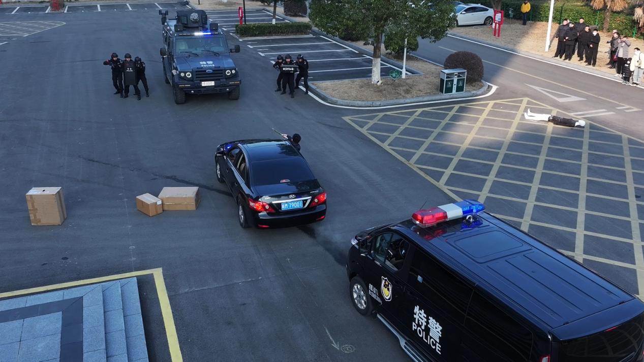 特(巡)警大队模拟暴力警情处置演练现场。桂宗卉摄