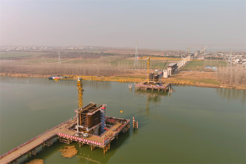寒冬时节，虽寒风凛冽，但无法阻挡中铁十五局集团承建的新建合肥至新沂铁路安徽段站前Ⅱ标怀洪新河特大桥建设的步伐。